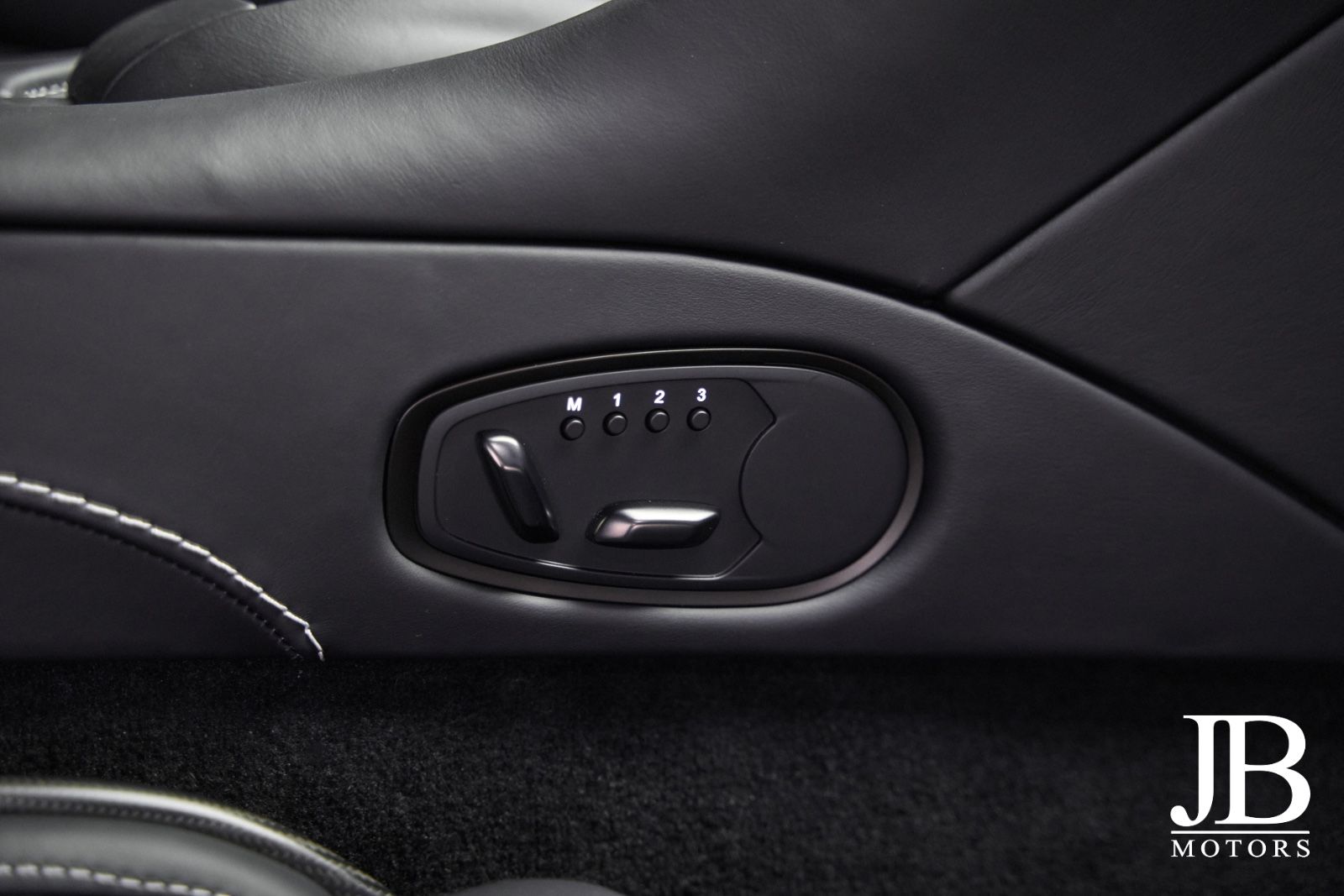 Fahrzeugabbildung Aston Martin DBS V12 770 Ultimate Carbon Performance Seats
