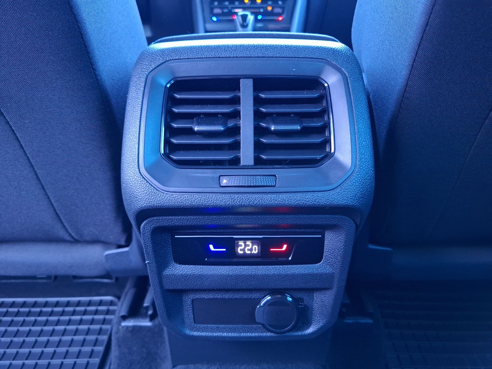 Fahrzeugabbildung Volkswagen Tiguan TSI Life DSG 4M LED Navi AID ACC SH 18"