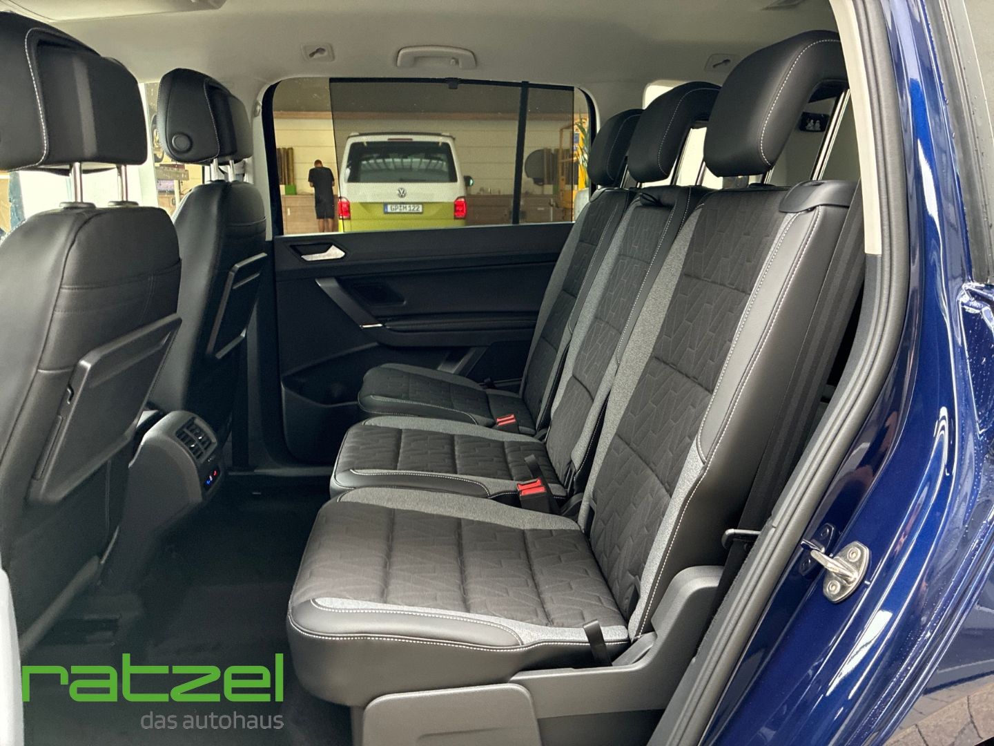 Fahrzeugabbildung Volkswagen Touran R-LINE 1.5 TSI DSG 8-fach+7-Sitzer+AHK