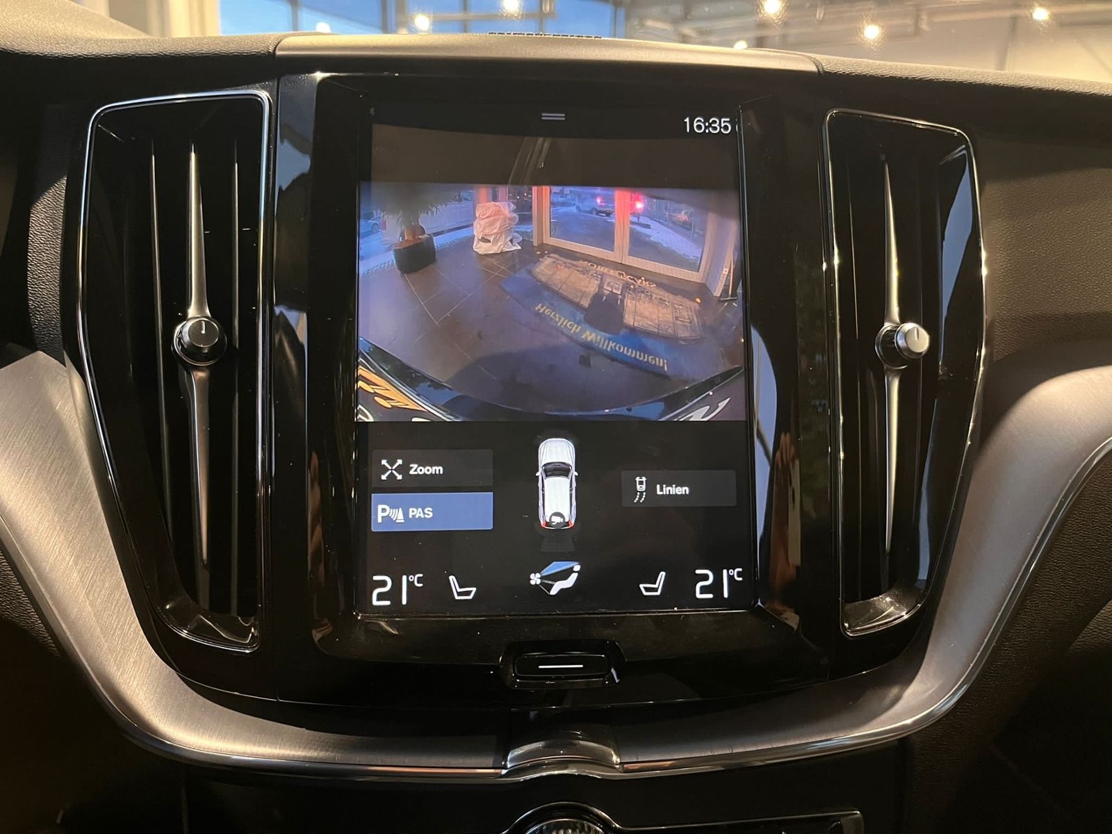 Fahrzeugabbildung Volvo XC60 Momentum Pro 2WD NAVI LEDER ALU