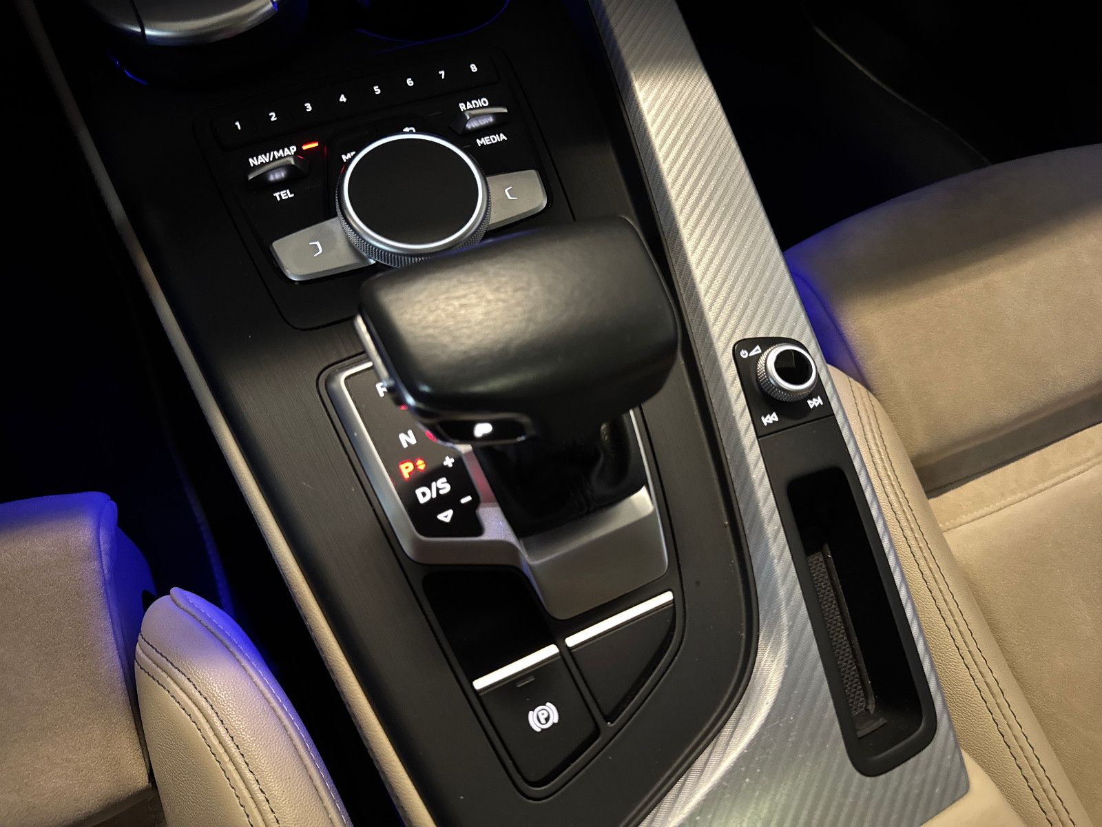 Fahrzeugabbildung Audi A4 Avant DESIGN S-TRONIC PANO STHD AHK LEDER