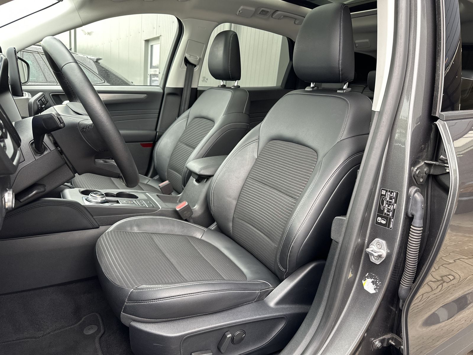 Fahrzeugabbildung Ford Kuga 2.5 PHEV Titanium X NAV+LED+PANO+AHK+B&O+PP
