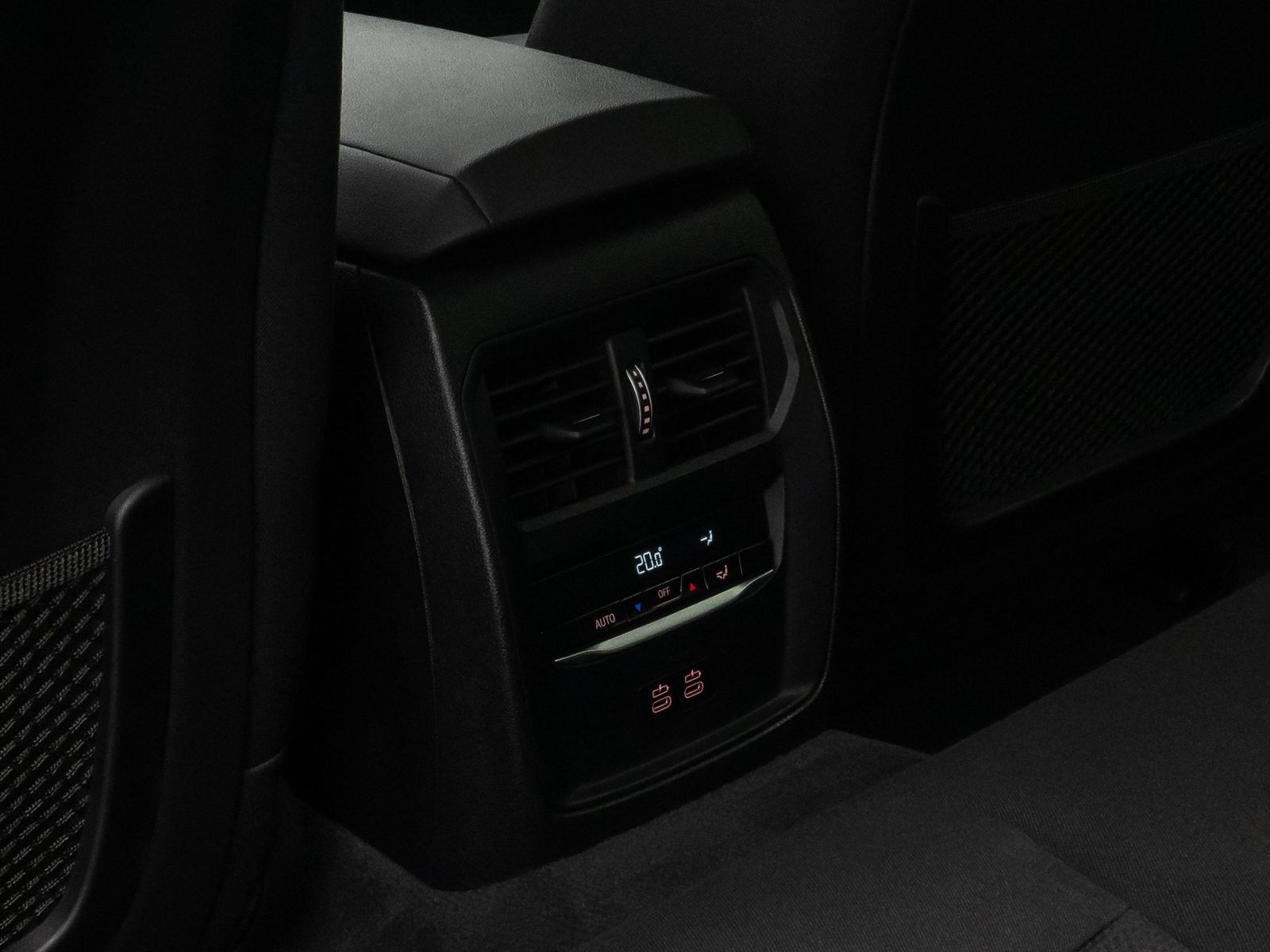 Fahrzeugabbildung BMW 318i CockpitPlus DAB GeschwindigReg Alarm HiFi