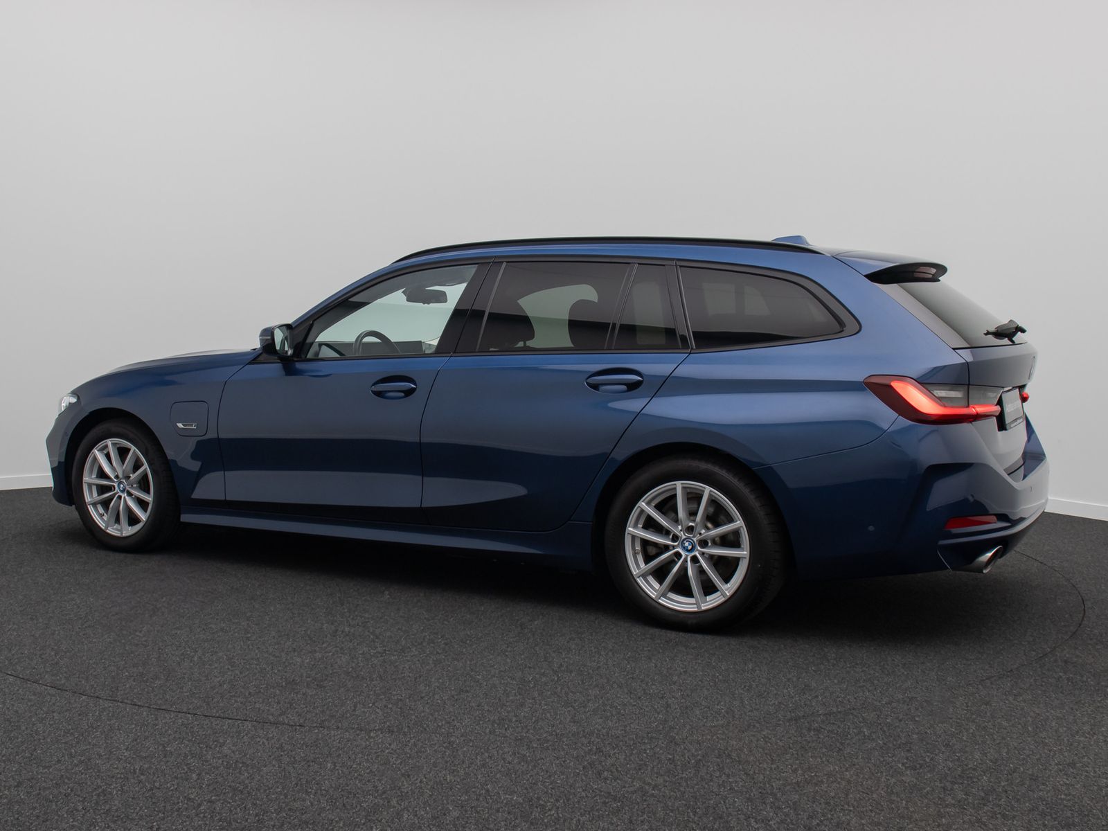 Fahrzeugabbildung BMW 320e HUD Alarm DAB Kamera GeschwindigReg Widscre