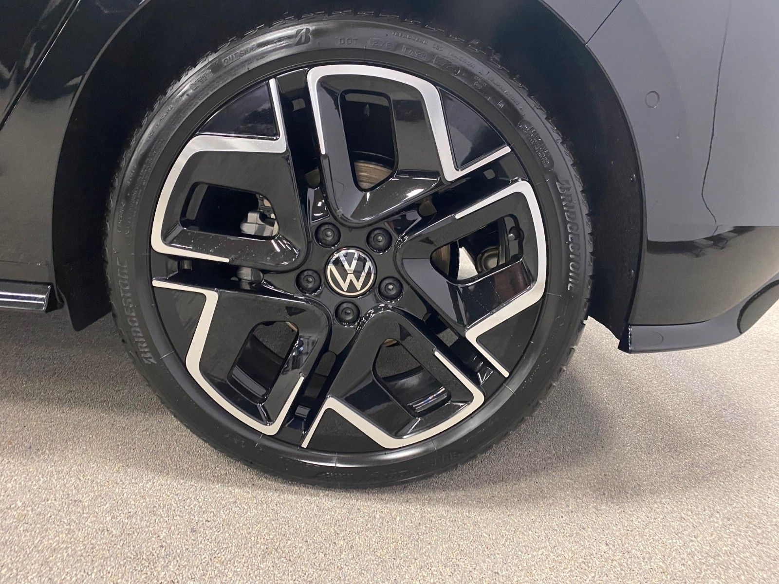 Fahrzeugabbildung Volkswagen Golf 1.5 eTSI DSG R-Line+GARANTIE 2029+ACC+KAMER