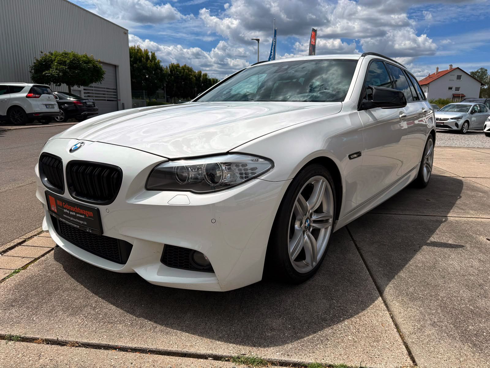 Fahrzeugabbildung BMW 530d Touring xDrive M-Sport PDC PANO SHZ AHK BT