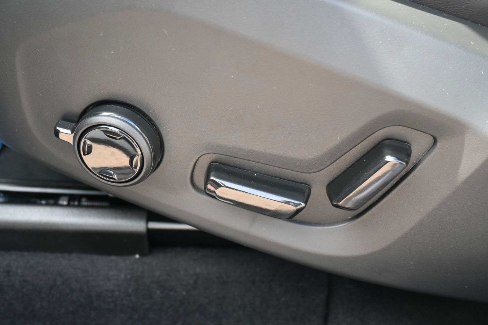 Fahrzeugabbildung Volvo XC60 B4 D AWD Ultimate Dark*STDHZG*LUFT*360°*ACC