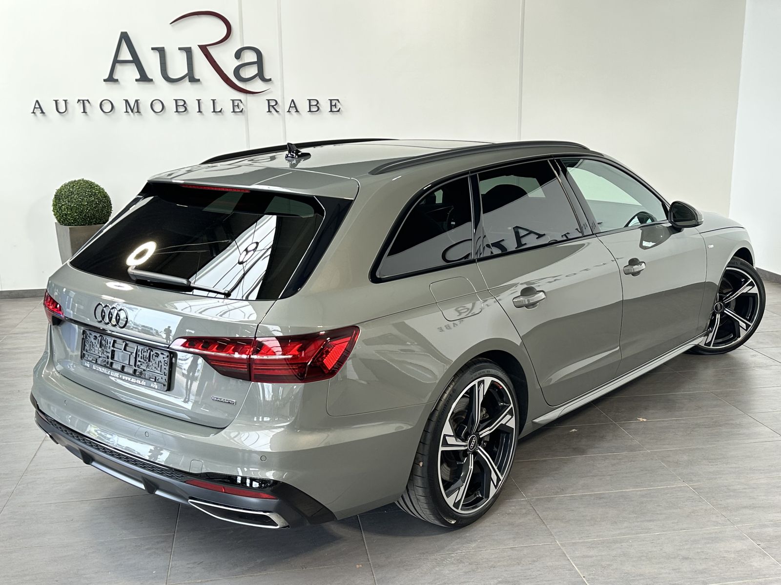 Fahrzeugabbildung Audi A4 Avant 45 TFSI Qu S-Line Black NAV+LED+PANO+VC