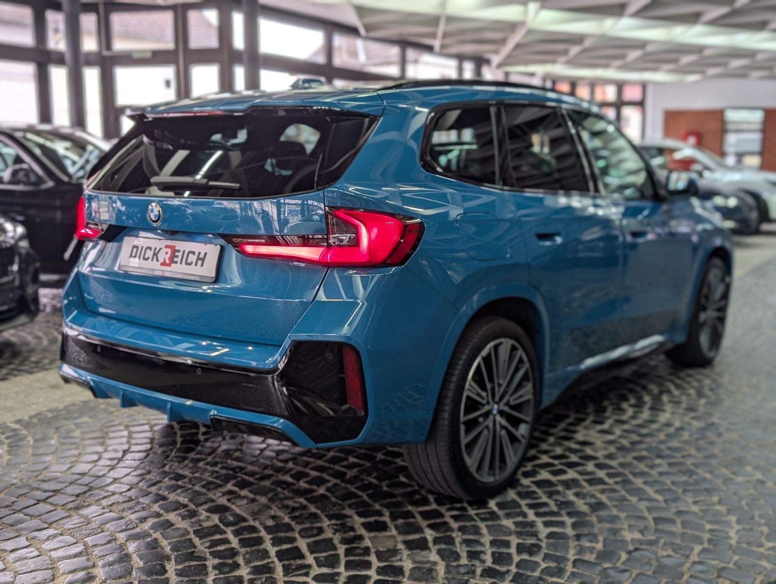 Fahrzeugabbildung BMW X1 20i M Sport Shadow H&K AHK PANO HUD 360° 20"