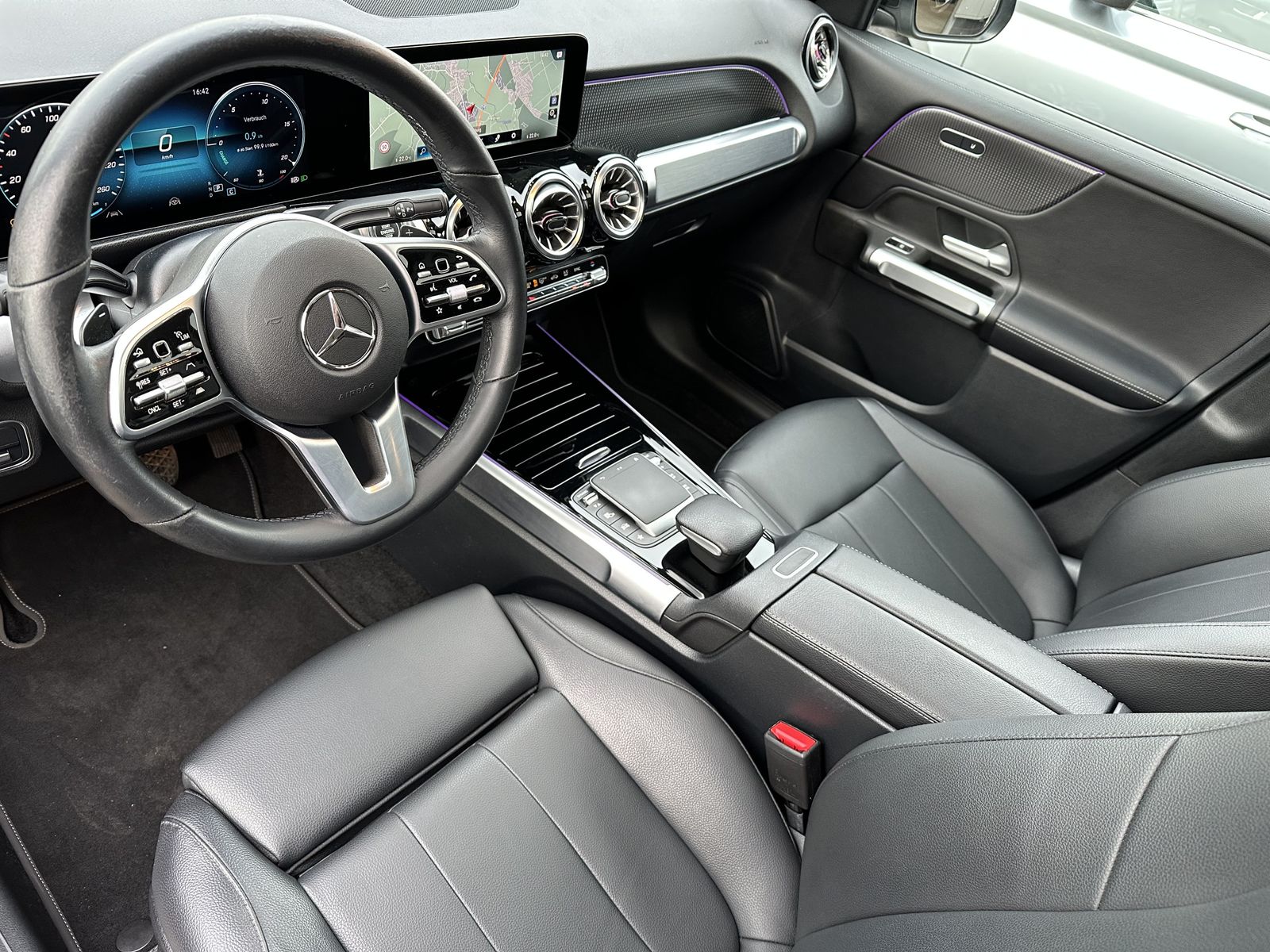 Fahrzeugabbildung Mercedes-Benz GLB 220d 4Matic AMG-Line NAV+LED+PANO+18ZO+360°