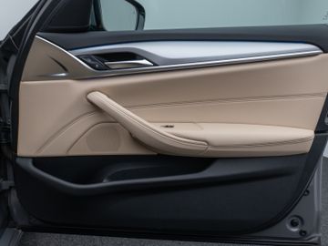 Fahrzeugabbildung BMW 530e xD Kamera Laser HUD DAB HiFi AHK ACC Komfor