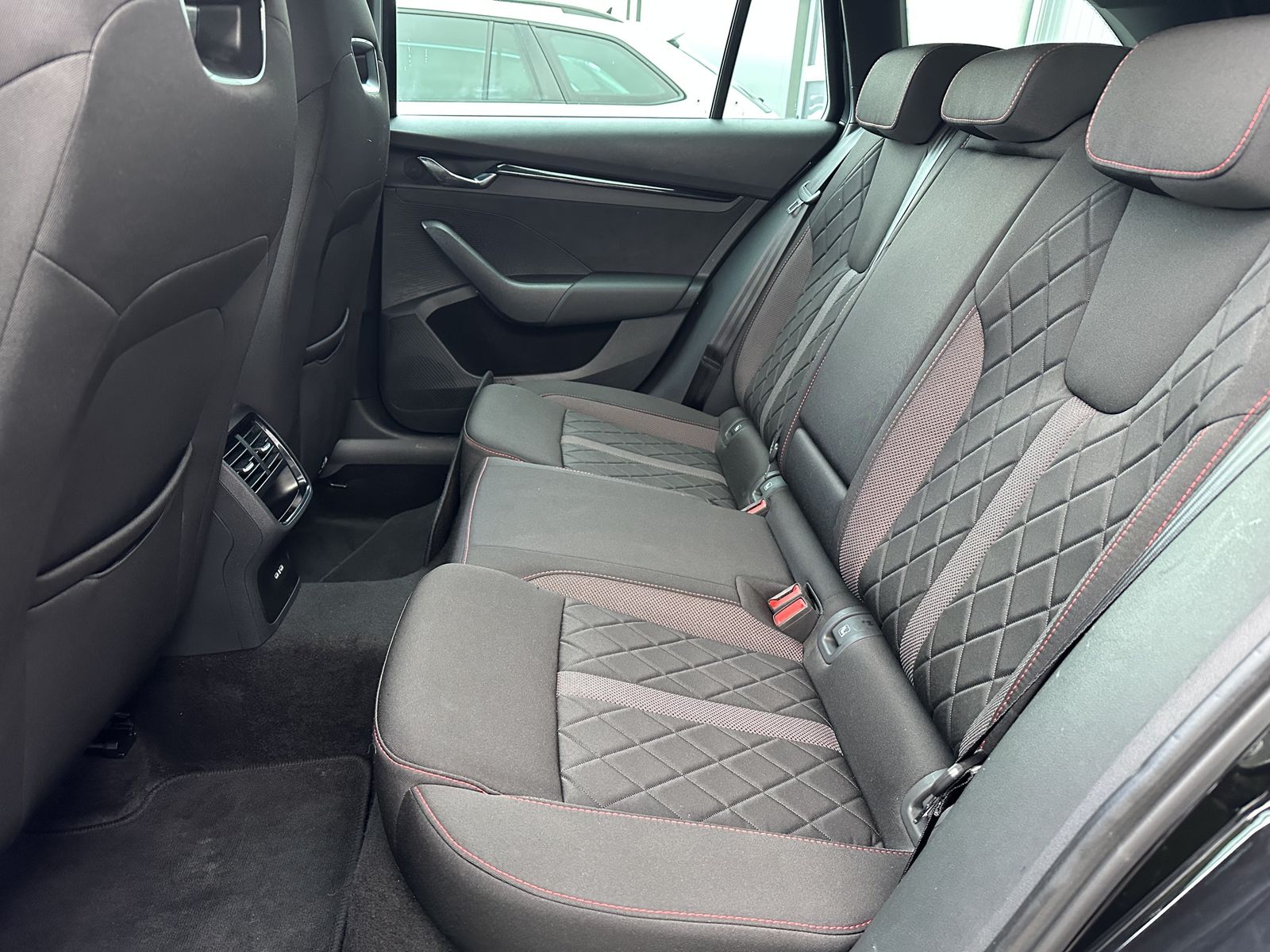 Fahrzeugabbildung SKODA Octavia Combi 2.0 TDI DSG RS NAV+LED+HEAD-UP+AHK