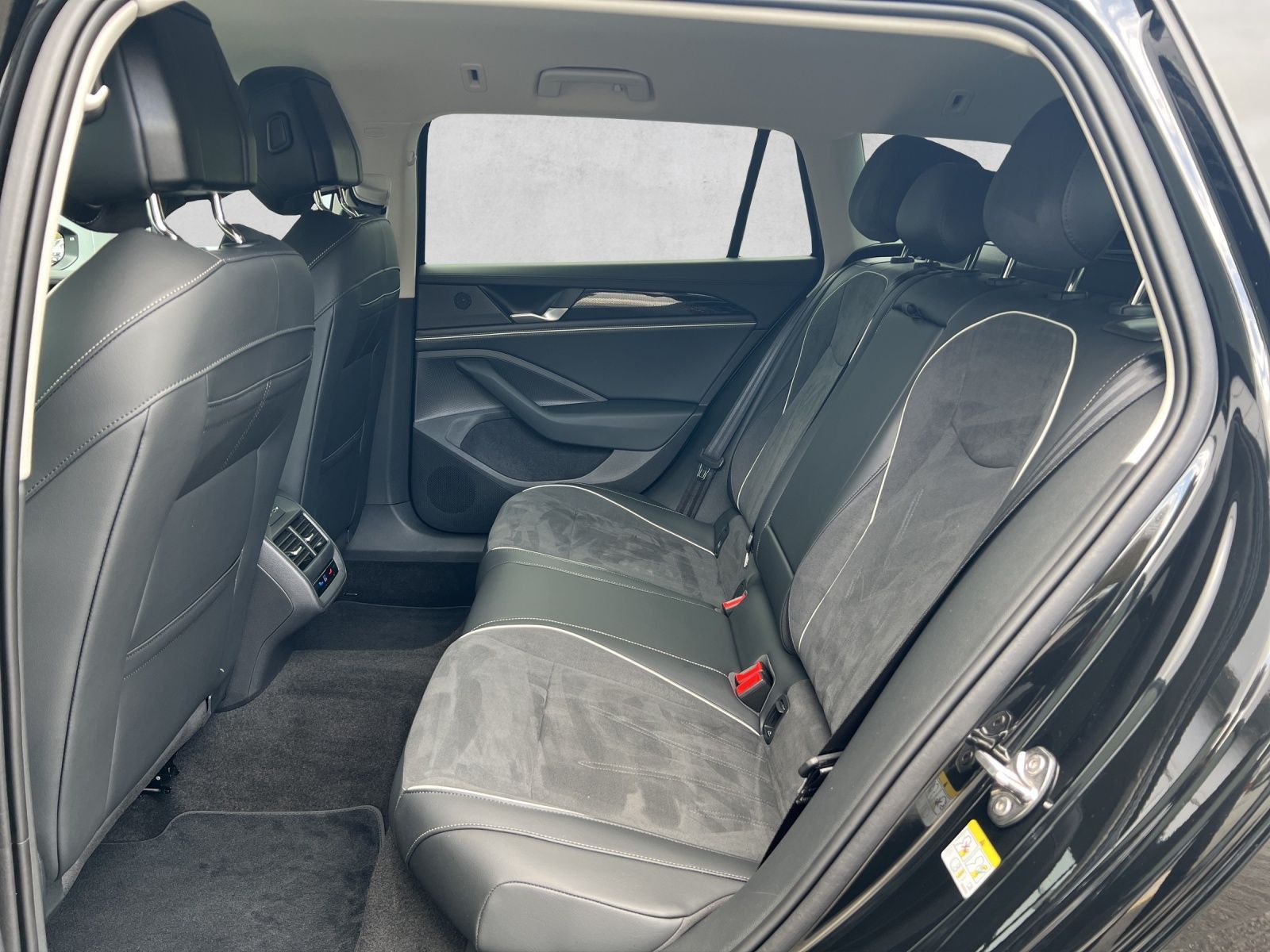 Passat Variant Business 1.5 TSI eHybrid DSG AHK*