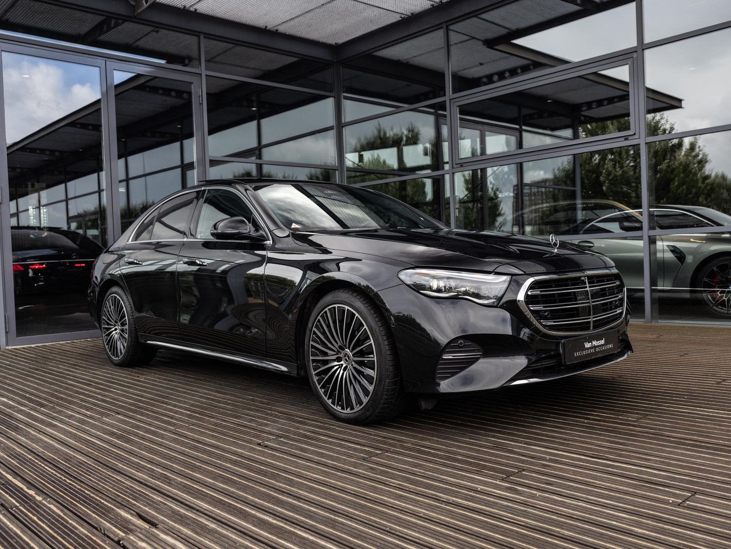 Mercedes-Benz E 400 e 4MATIC Exclusive Line | panorama dach | imagem 3