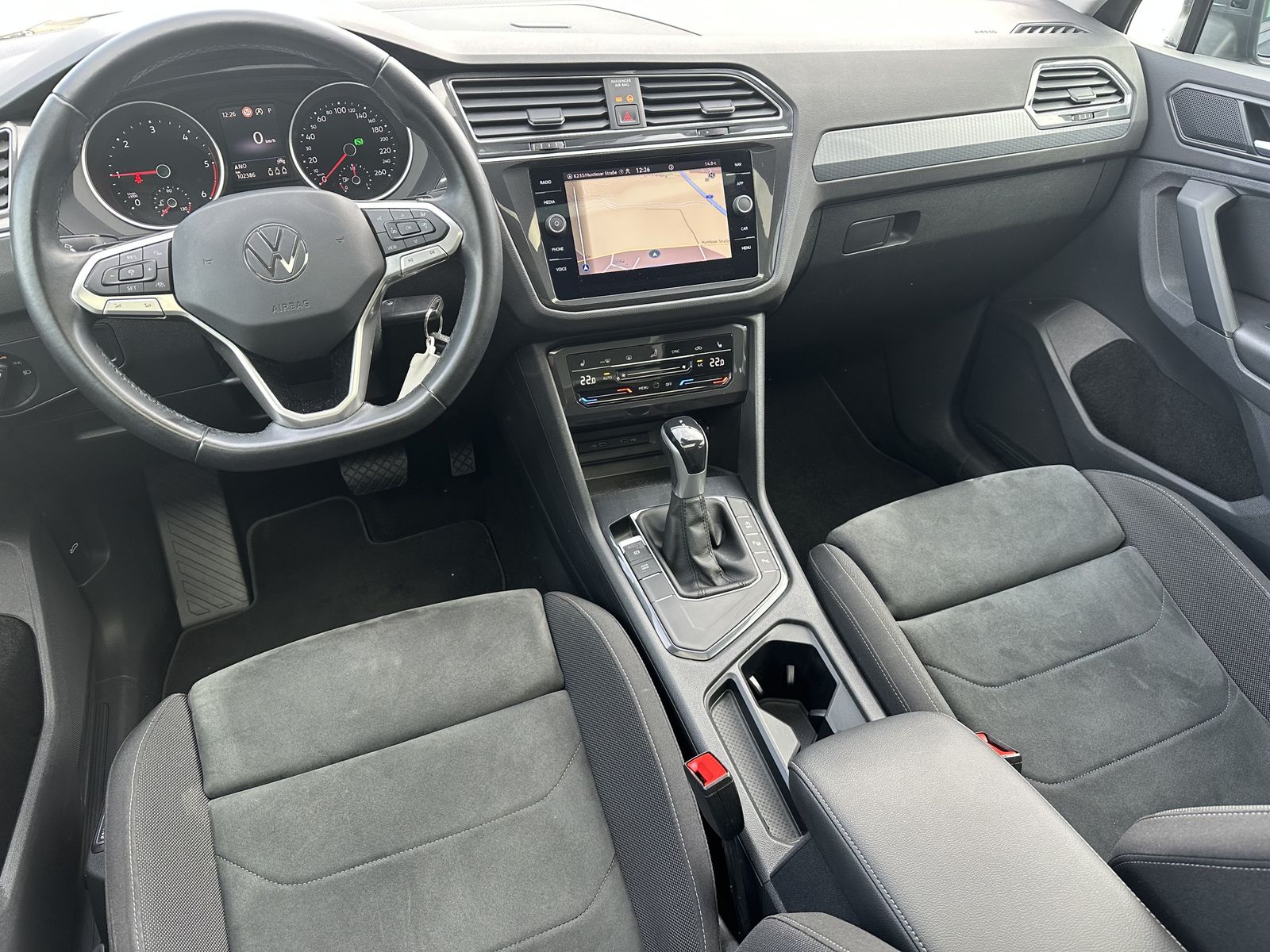 Fahrzeugabbildung Volkswagen Tiguan 2.0 TDI DSG 4M Life NAV+LED+KAM+PANO+AHK