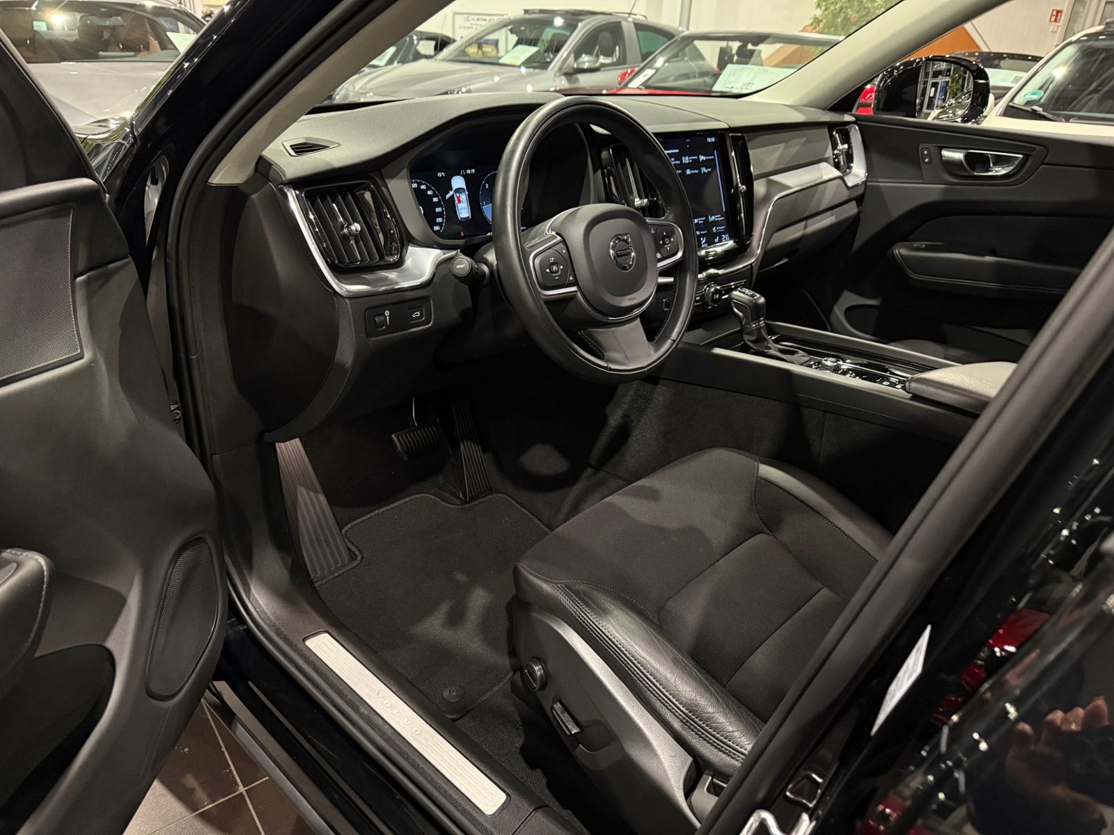 Fahrzeugabbildung Volvo XC60 Momentum Pro 2WD LED NAV DAB RFK SHZ ALU
