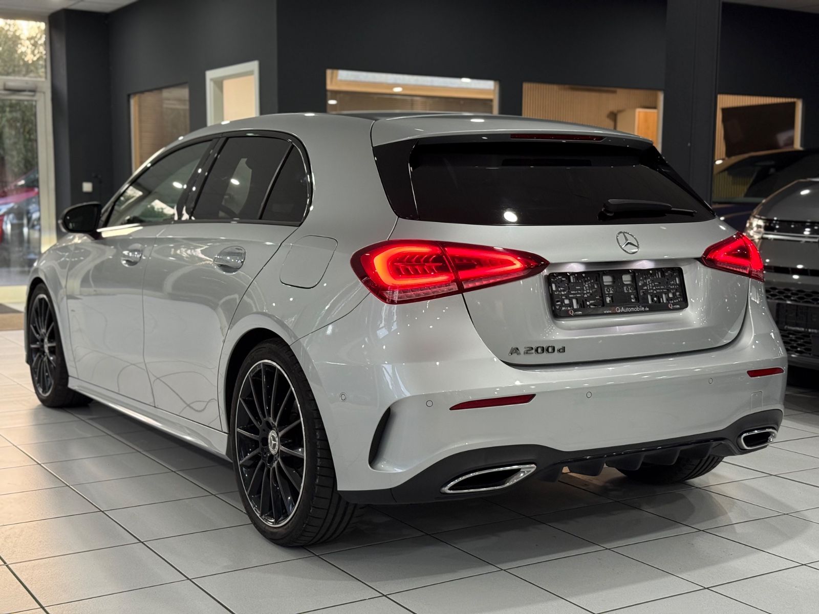 Mercedes-Benz A 200d AMG PANO MEMORY HEADUP MBEAM KEYLESS foto 3