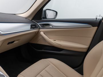 Fahrzeugabbildung BMW 530e xD Kamera Laser HUD DAB HiFi AHK ACC Komfor