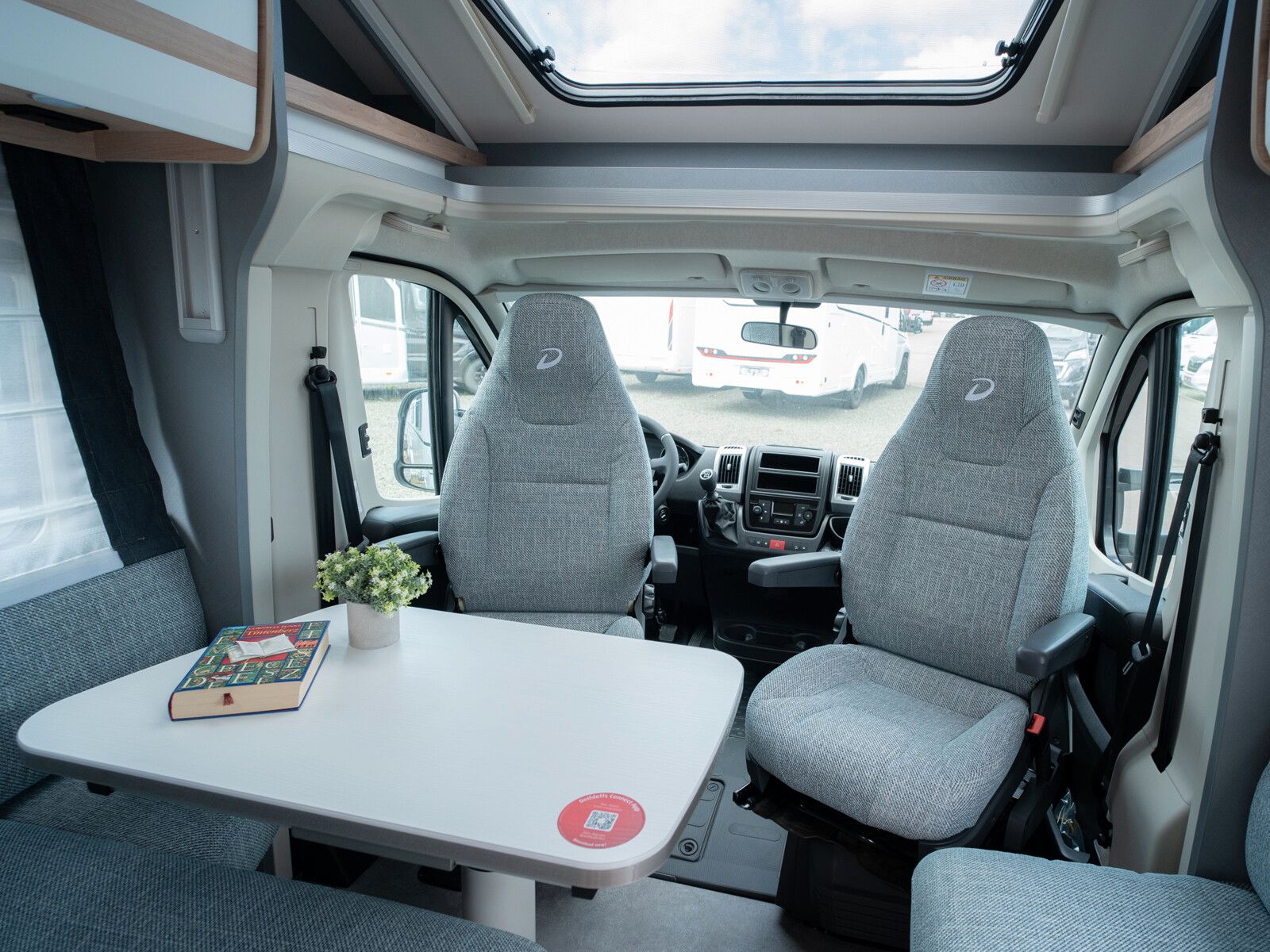 Fahrzeugabbildung Dethleffs Just Camp T 6812 EB Hubbett, Lithium, Rahmenfen.