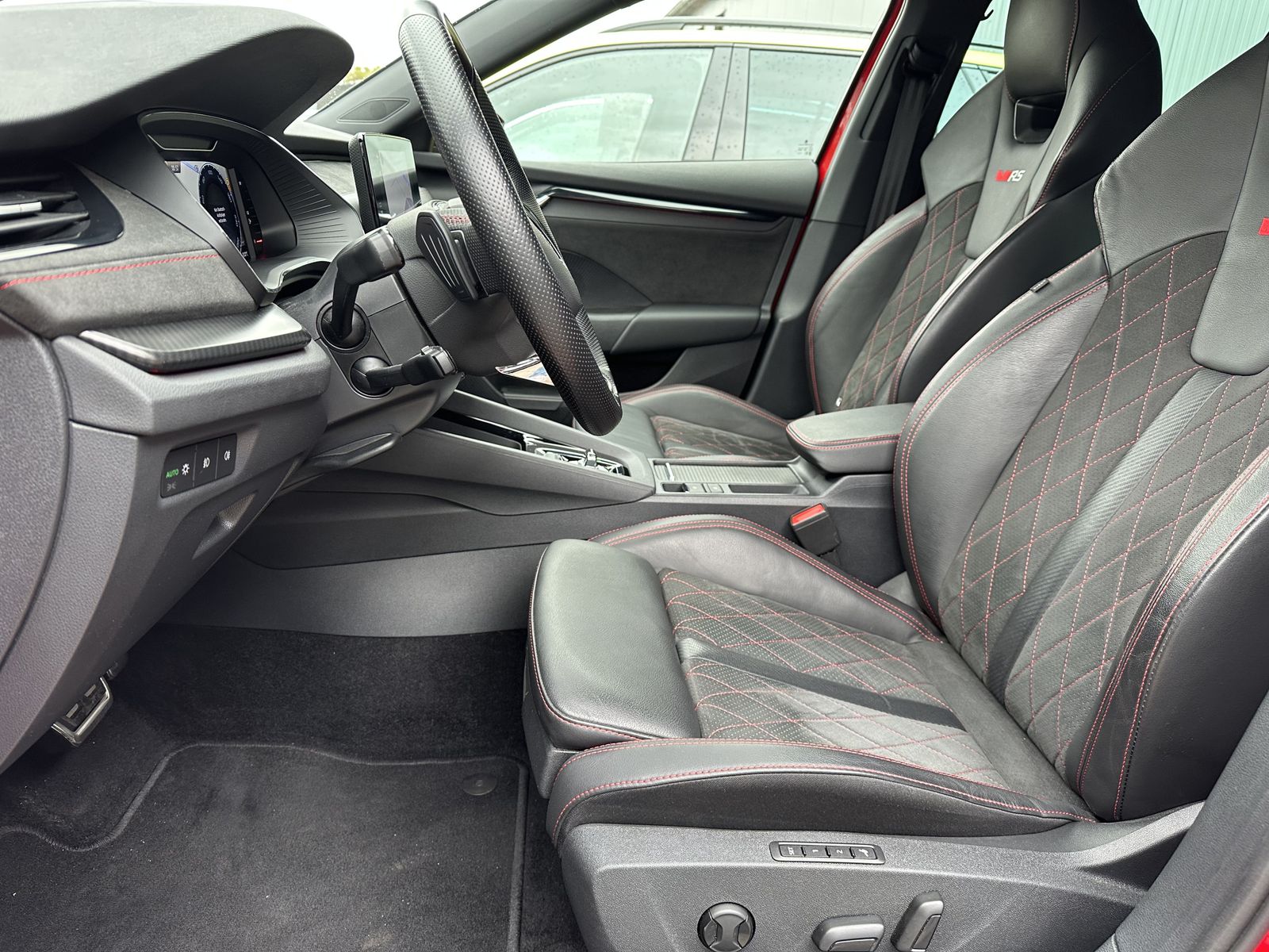 Fahrzeugabbildung SKODA Octavia 2.0 TDI DSG RS NAV+LED+KAM+VCOCK+HUD+DCC