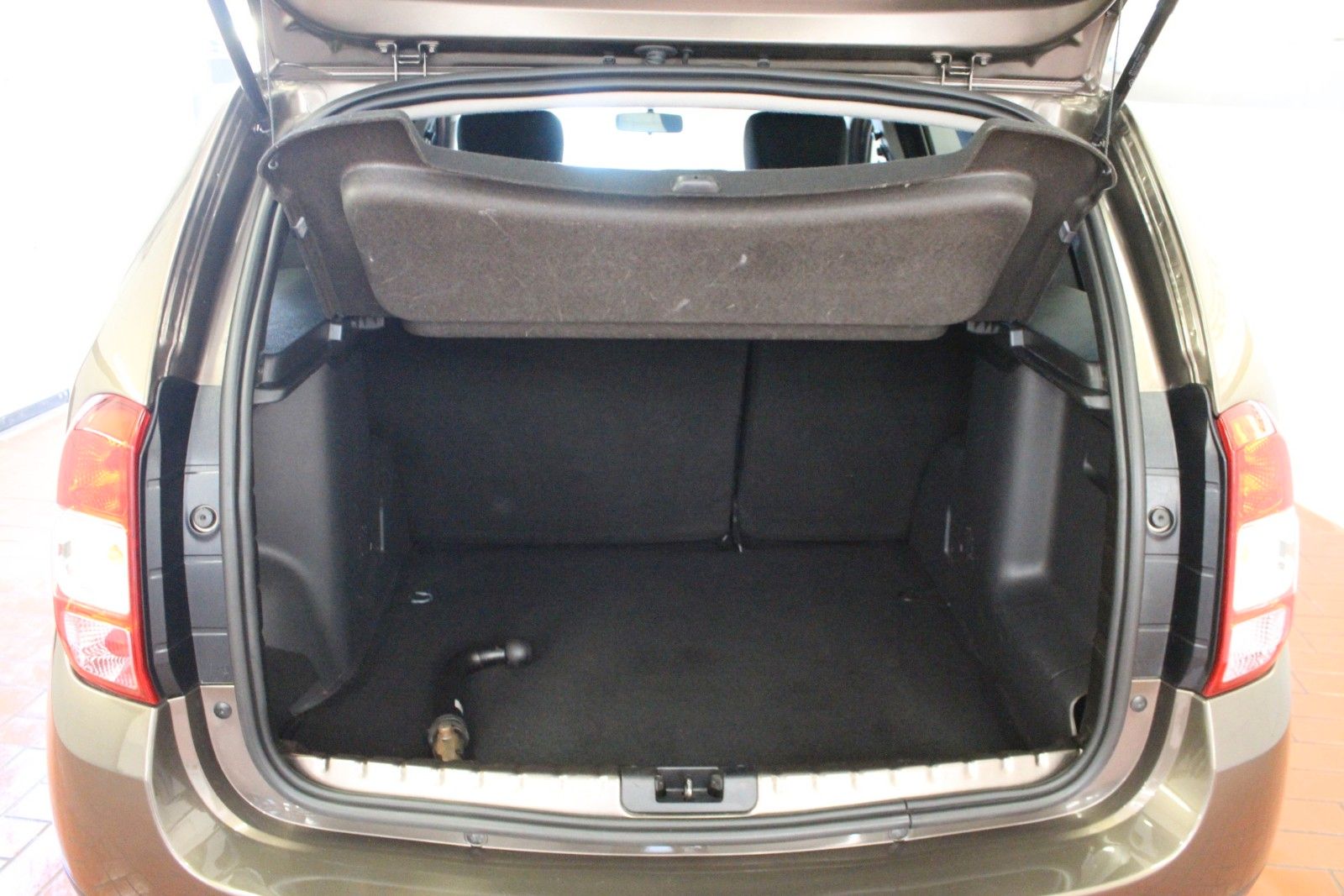 Fahrzeugabbildung Dacia Duster   SCE 115  Laureate   AHK *Navigation*