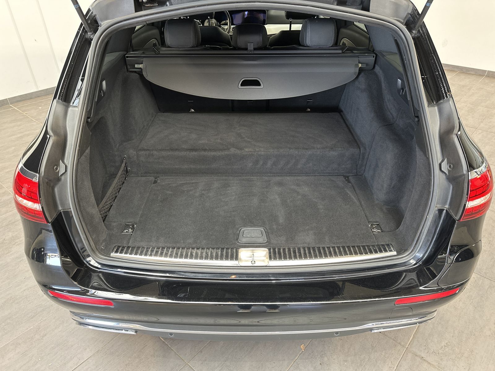 Fahrzeugabbildung Mercedes-Benz E 300de T 4M Avantgarde NAV+LED+AHK+WIDE+CARPLAY