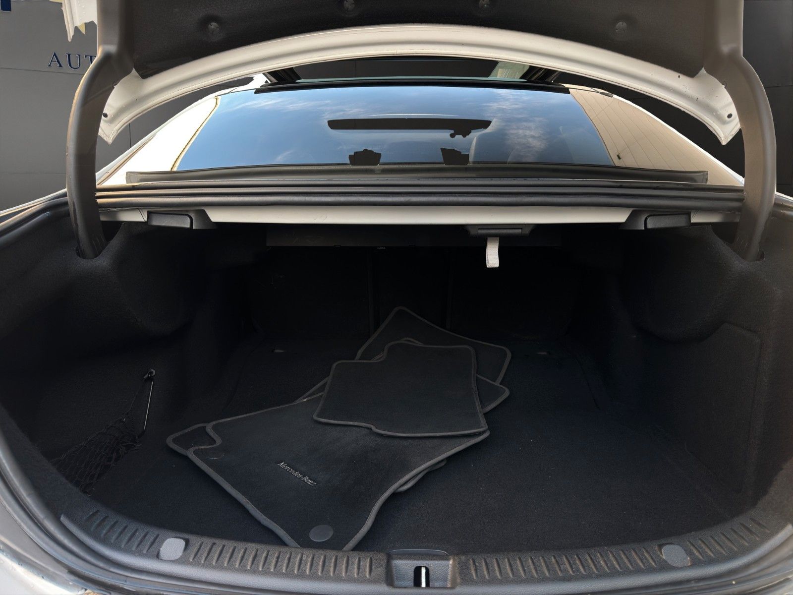 Fahrzeugabbildung Mercedes-Benz E 220d Lim. Pano/Widescreen/Kamera/MBeam