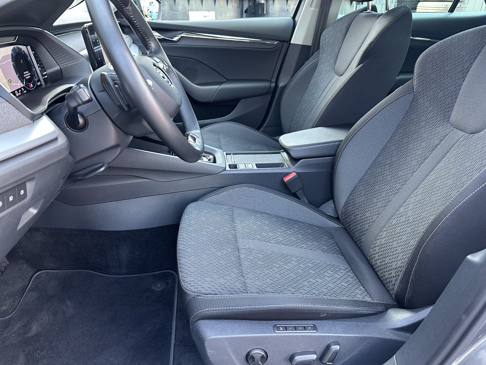 Fahrzeugabbildung SKODA Octavia Combi 2.0 TSI DSG 4x4 Style NAV+LED+AHK