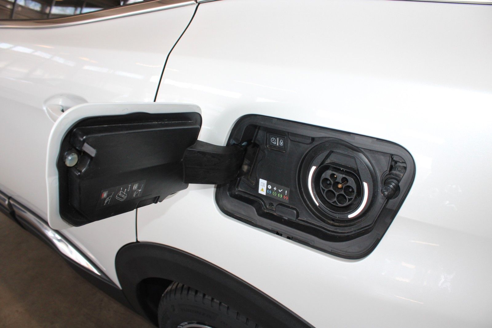 Fahrzeugabbildung Peugeot 3008 HYBRID4 300 e-EAT8 GT Full LED Panodach uvm