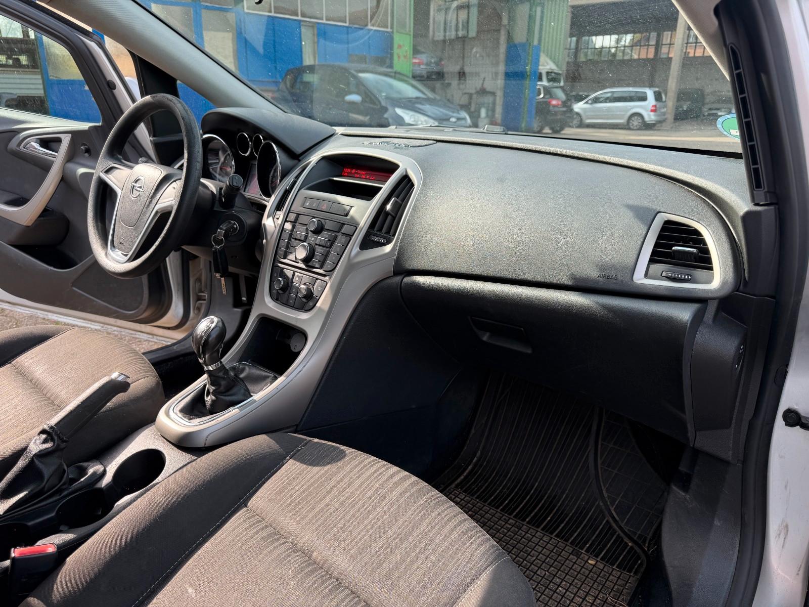 Opel Astra 2011 — photo 14