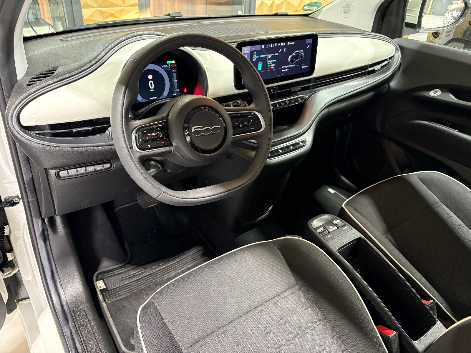 Fahrzeugabbildung Fiat 500e/Basis/TEMPOMAT/APPLE/KLIMA/SPURHALTEASSISTE