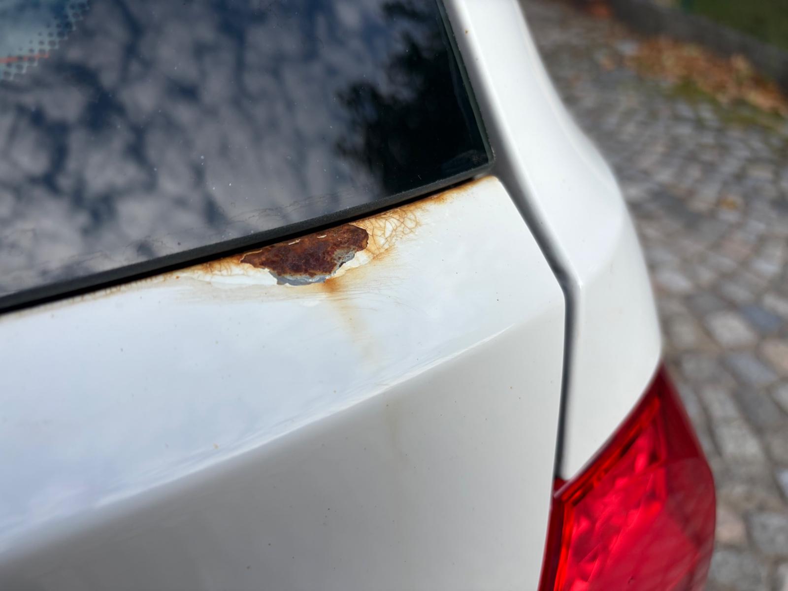 BMW 318 2010 — photo 10