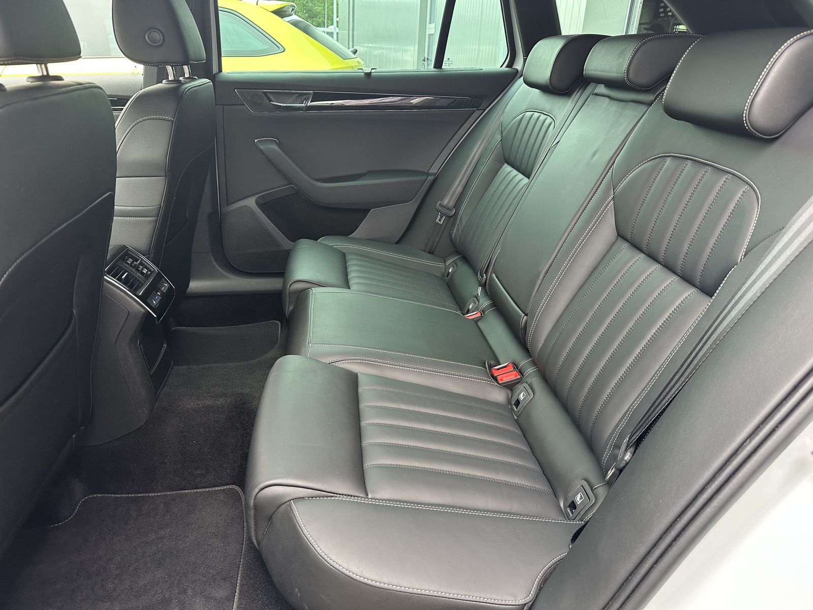 Fahrzeugabbildung SKODA Superb Combi L&K NAV+LED+360°+AHK+MEMORY+18ZO+VC