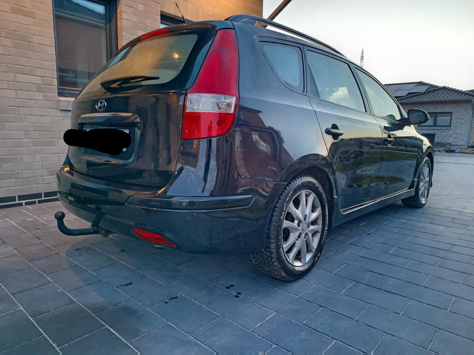 Hyundai i30 2011 — rear view