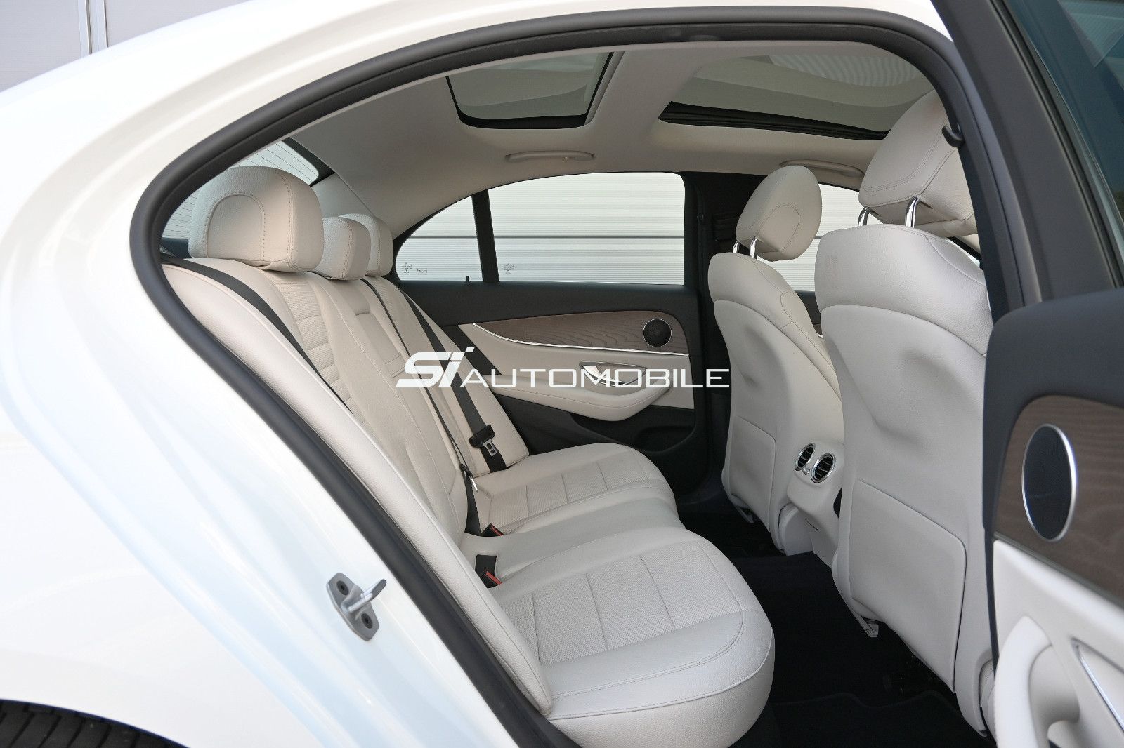 Fahrzeugabbildung Mercedes-Benz E 220 d 4MATIC Exclusive °AHK°PANO°STANDHEIZUNG°
