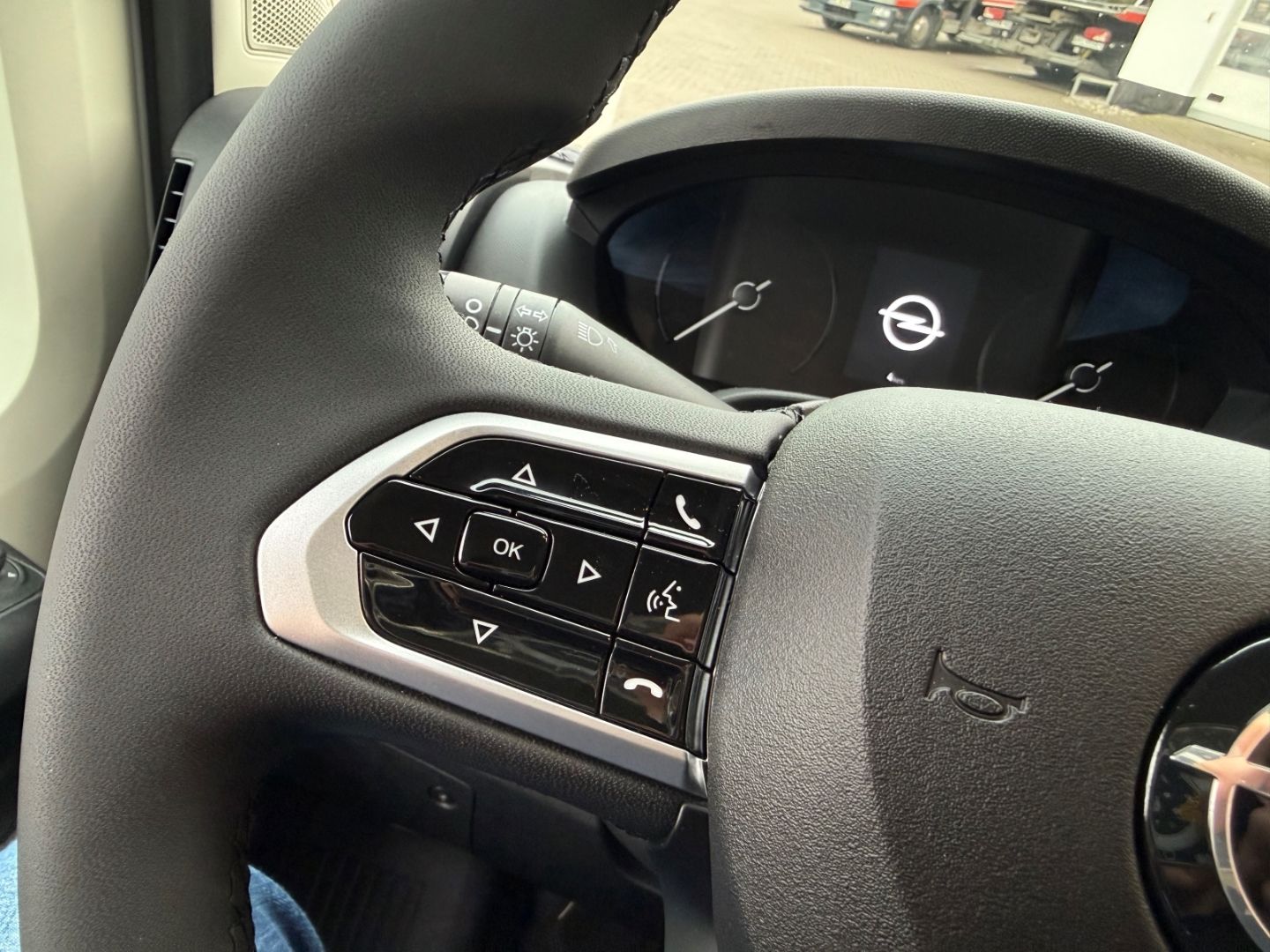 Fahrzeugabbildung Opel Movano 2.2 Blue HDI 140 L3H2 mit Allwetter