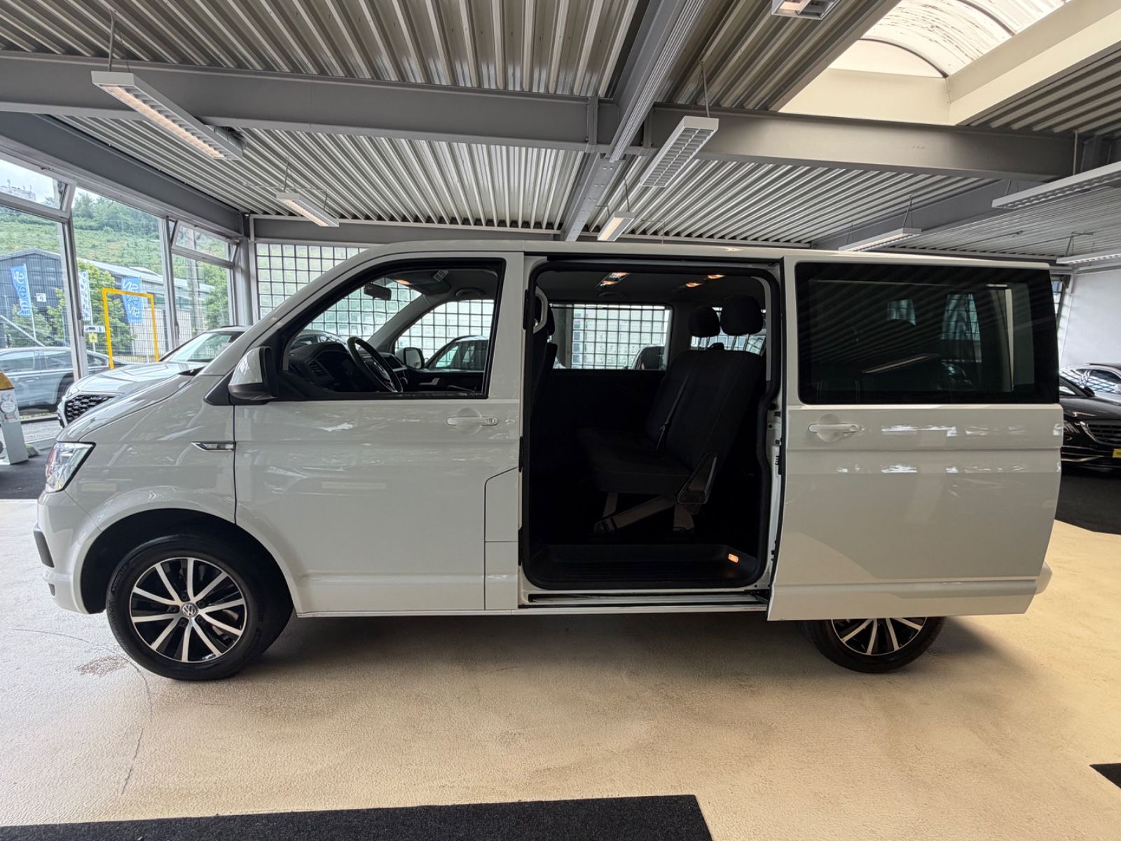 Fahrzeugabbildung Volkswagen T6 Caravelle Comfortline