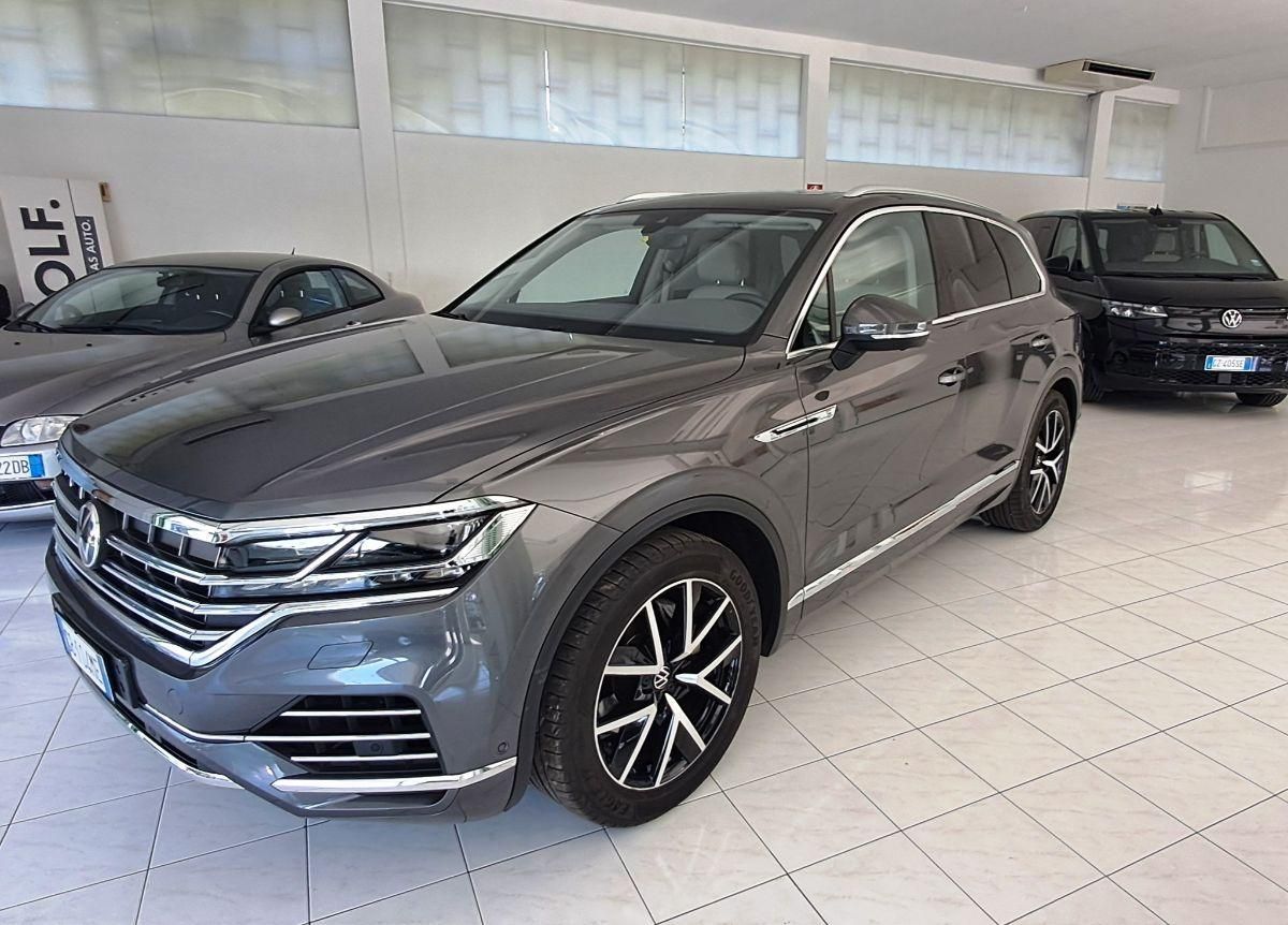Volkswagen Touareg - 1