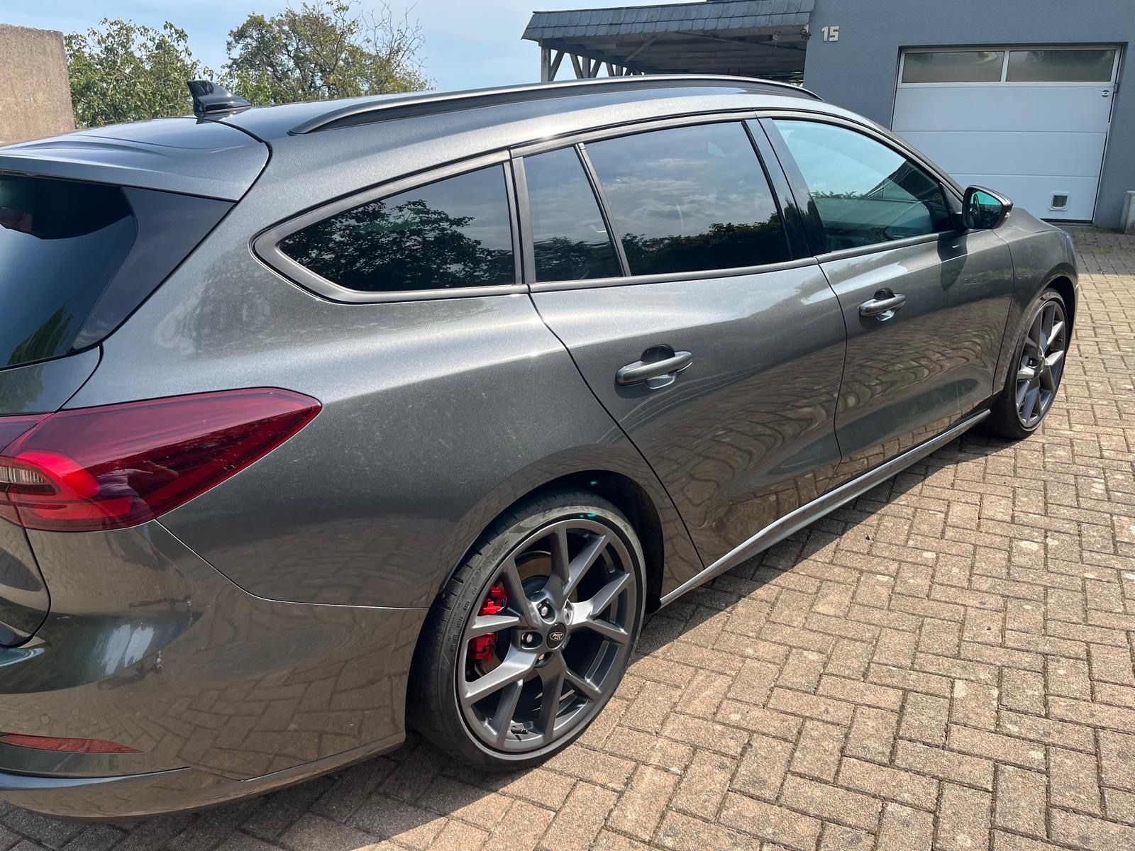 Fahrzeugabbildung Ford Focus Turnier ST X Pano AHK Garantie