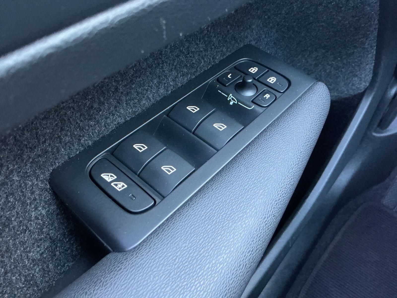 Volvo XC40 B3 DKG Dark LED PANO H&K Apple&Andro RFK foto 21