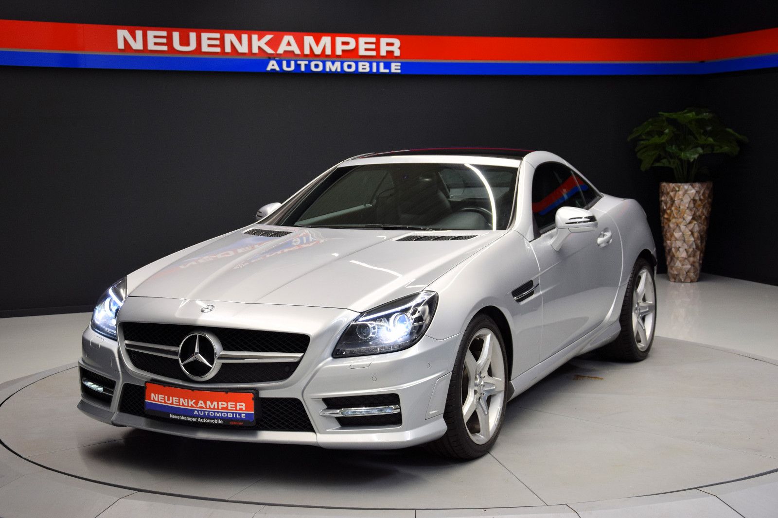 Fahrzeugabbildung Mercedes-Benz SLK 200 AMG Autom Xenon Pano Navi Leder Ambi PDC