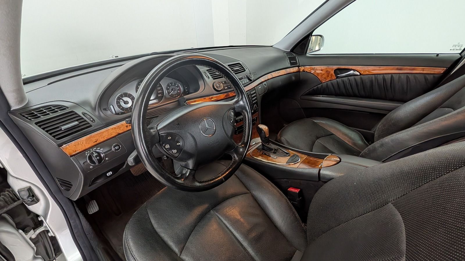Fahrzeugabbildung Mercedes-Benz E 320 4Matic * Bi- Xenon * STHZ * Elegance