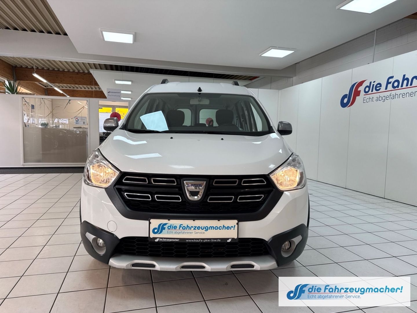 Fahrzeugabbildung Dacia Dokker Stepway Plus Navi Fahrerprofil DAB SHZ Rü