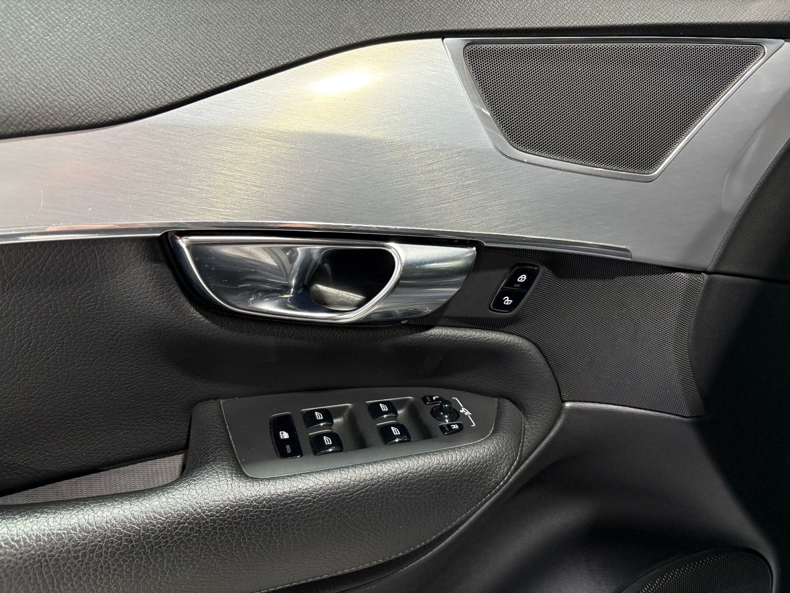 Fahrzeugabbildung Volvo XC90 Momentum AWD/NAVI/KAMERA/APPLE/KLIMA/SHZ