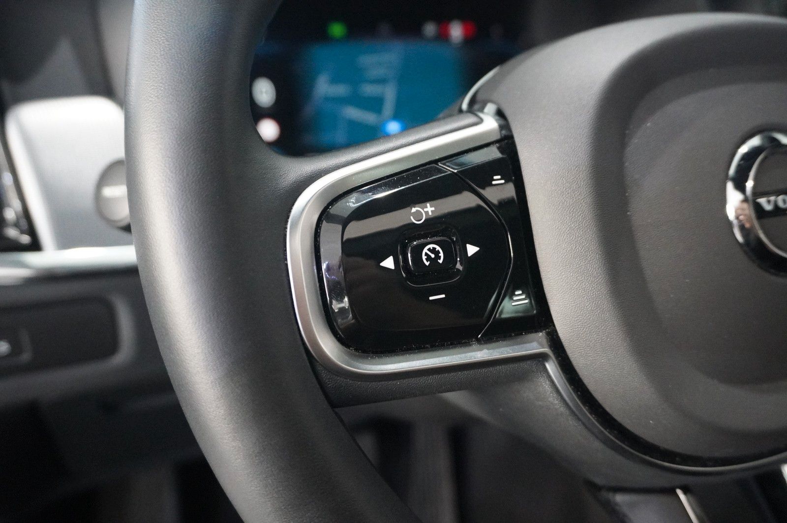 Fahrzeugabbildung Volvo V90 Kombi B4 PLUS DARK NAVI/LED/KAMERA/PANO./H&K