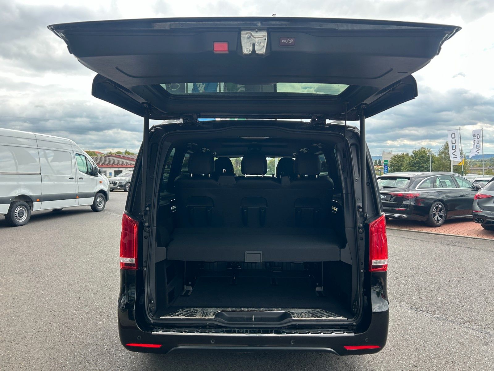 Fahrzeugabbildung Mercedes-Benz EQV 300 AVA PANORAMA LIege-Paket DISTRONIC