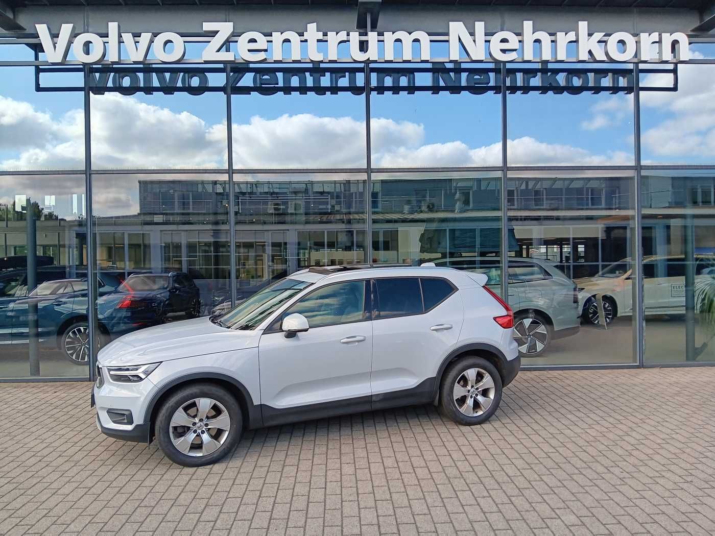 Fahrzeugabbildung Volvo XC40 D4 AWD Aut. Momentum Pro 'Glasdach, AHK'