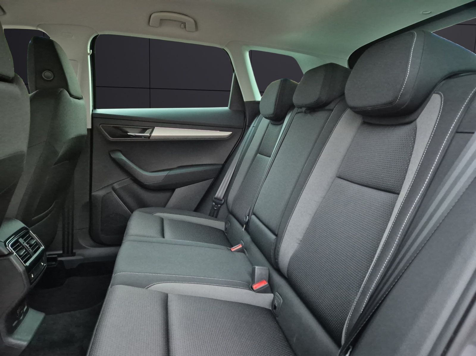 Fahrzeugabbildung SKODA Karoq TSI Tour DSG LED Navi ACC RFK SH