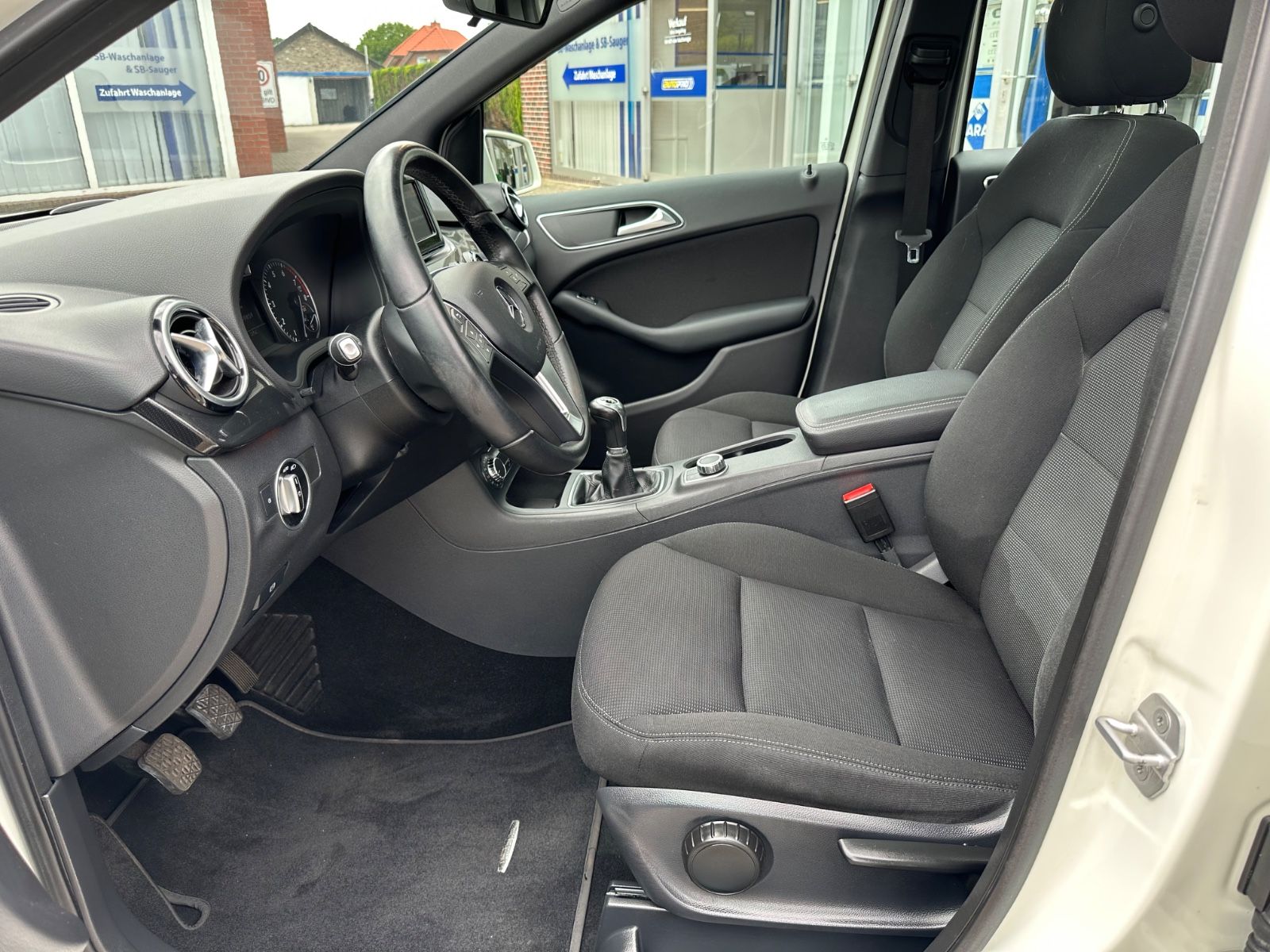 Fahrzeugabbildung Mercedes-Benz B 180 AHK/BiXenon/Pano/Navi/SHZG/GJR