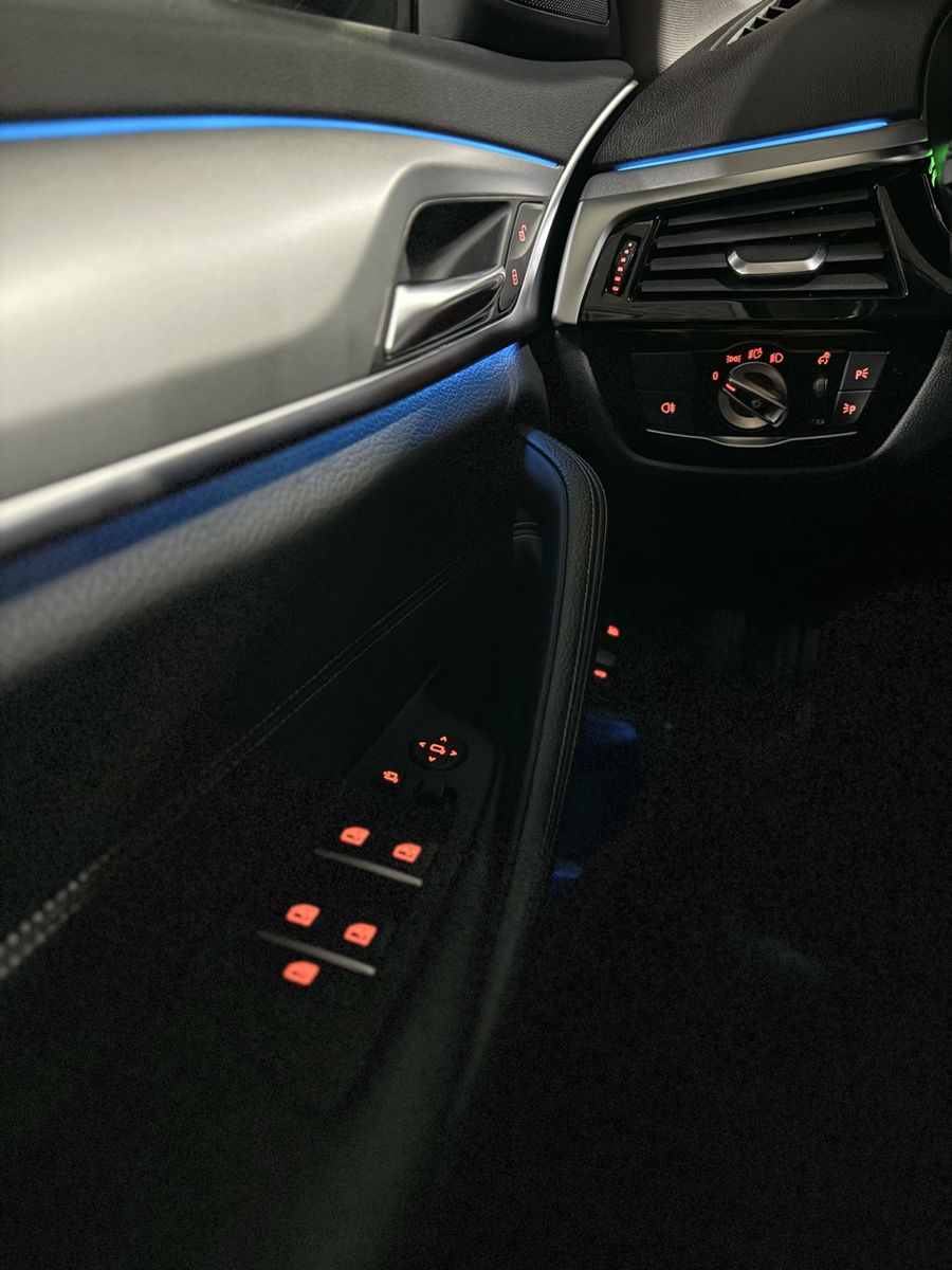 Fahrzeugabbildung BMW 530e Panorama Kamera Laser HUD DAB HiFi Komfort